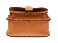 淺棕色皮革製成的單肩包，具有翻蓋和金色搭扣，邊緣有精緻的縫線裝飾，展現職人手作質感。