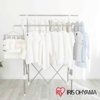 雙桿不鏽鋼曬衣架，上方掛有衣物，下方掛有襪子和毛巾。整體為銀色不鏽鋼材質，搭配白色衣物，背景為白色牆壁和淺灰色木紋地板。