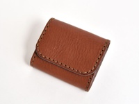 職人手作皮革雙折收納零錢包 (KK-3)，採用溫暖的棕色皮革製成，表面有細緻的縫線裝飾，整體呈現簡約復古的風格。