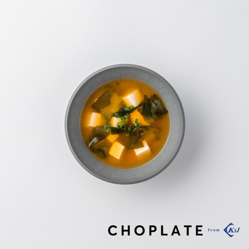 CHOPLATE 灰色陶瓷沙拉碗，盛有味噌湯，湯中包含豆腐塊、海帶和蔥花。