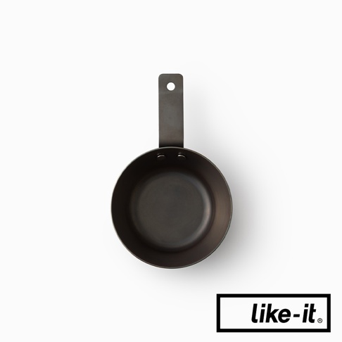 深灰色直火專用萬能調理把手鐵杯，圓形鍋體，附有長柄和掛孔，材質為金屬。