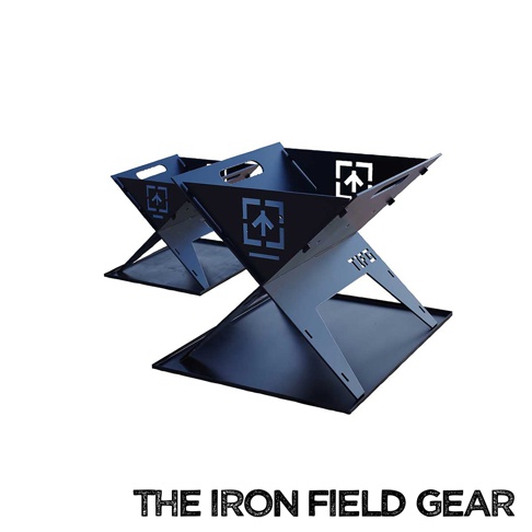 TAKI BEITA 焚火台爐架套裝 S，由黑色金屬製成，採用可折疊設計，帶有交叉支架和方形火盆，側面印有白色箭頭標誌。