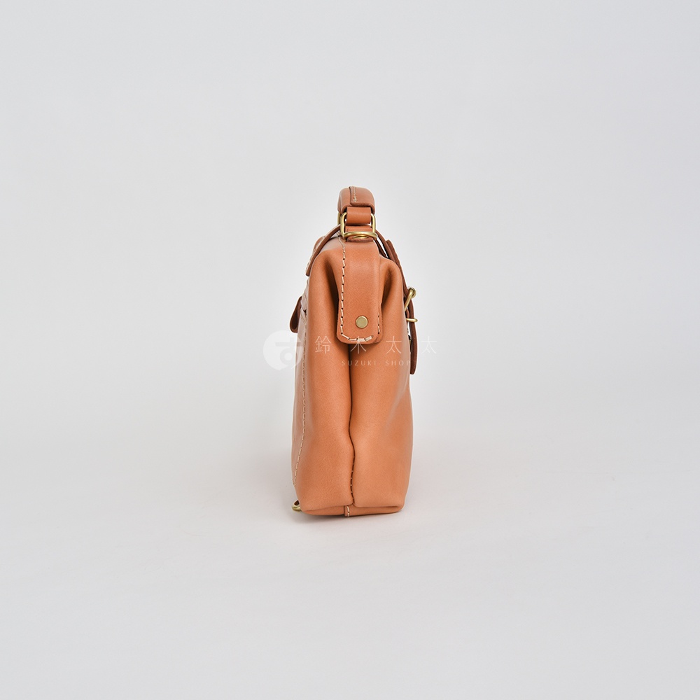 職人手作皮革迷你軟皮杜勒斯包，淺棕色，帶有縫線裝飾，頂部有提把和金色金屬扣。