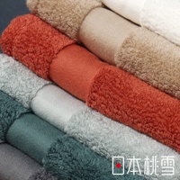 一疊今治匹馬棉毛巾，展示了珊瑚橘、淺藍、灰綠、米白與卡其色，材質柔軟，觸感蓬鬆。