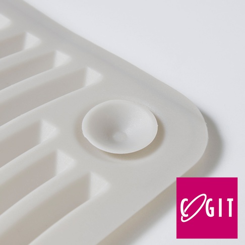 COGIT 品牌標誌與多功能軟式洗衣板的局部特寫，展示了洗衣板的白色材質、條紋設計及圓形防滑腳墊。