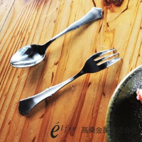 日製錘目紋不鏽鋼水果甜點叉，銀色，以錘擊紋路裝飾，搭配同系列湯匙，置於木紋桌面。