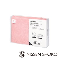 粉色毛巾材質的DEO.Lab.淨味消臭今治毛巾枕套，收納於透明包裝盒中，枕套觸感蓬鬆柔軟，可雙面使用，並標示有彈性拉伸的尺寸資訊。