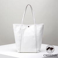 JETTER 大容量肩背托特包 CJTE-025，白色荔枝紋皮革，附有細長提把和側面縫線裝飾，包包中央有一個銀色按扣。