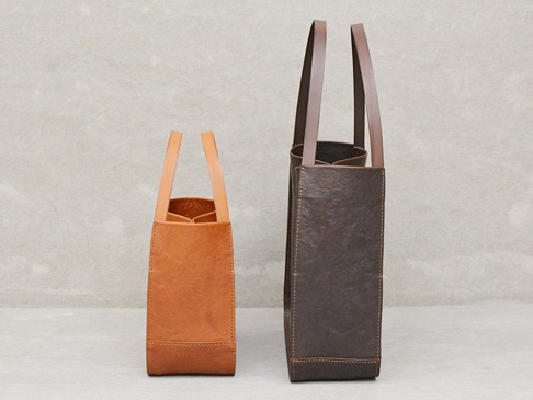 兩個職人手作皮革Organ方形托特包，一個為淺棕色，另一個為深棕色，均為小尺寸，展現皮革紋理與車線細節。