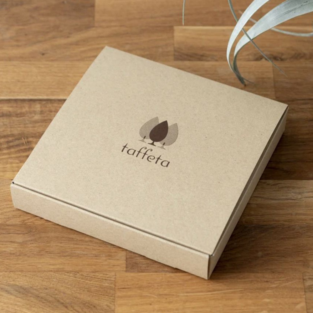 楓木盤 11cm 產品禮盒，牛皮紙盒表面印有「taffeta」品牌名稱與三棵樹的標誌。