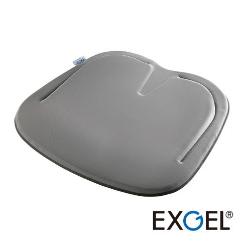 灰色布面汽車坐墊，具有人體工學設計，中央有凹槽，邊緣有縫線，左上角有EXGEL品牌標籤。