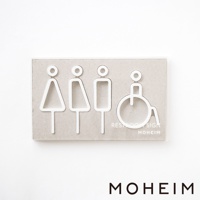 四入組白色廁所標示牌，包含女性、男性、無障礙人士圖示，以簡約線條設計，固定於淺灰色卡紙上。