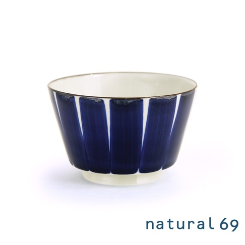 一個帶有深藍色垂直條紋圖案的陶瓷丼碗，碗內部和底部為白色，碗口邊緣有細緻的棕色線條，碗身略微向外擴展，呈現出簡約的日式風格。