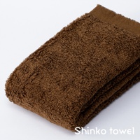 MAISON BLANC 輕奢柔膚匹馬棉浴巾，深棕色，材質柔軟，觸感蓬鬆，邊緣有毛巾織紋。