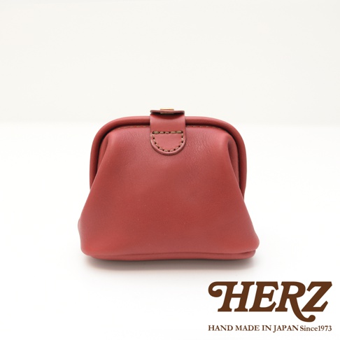 紅色職人手作皮革口金化妝包，簡約設計，材質柔軟，包身帶有經典的口金開合，精緻縫線。