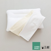 王樣の頸椎安定枕專用枕套，白色天竺棉材質，另有一件淡黃色枕套配件，產品呈現簡潔乾淨的風格。