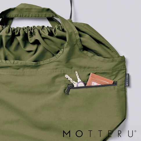 軍綠色大容量束口摺疊環保隨行袋，袋面有拉鍊小口袋，內含鑰匙和卡夾，材質為尼龍。