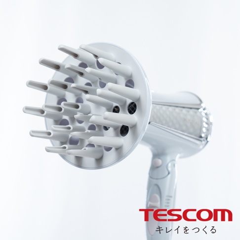 TID962 大風量負離子吹風機，配備白色圓形集風罩，上面有許多白色軟質細長噴嘴。