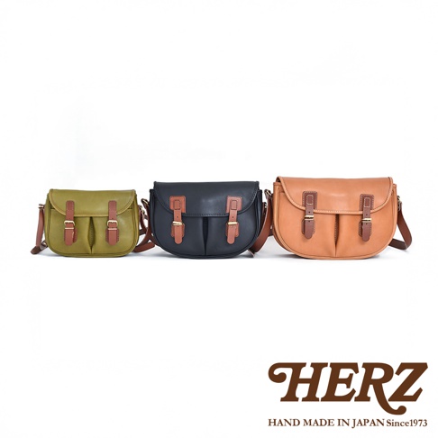 三款職人手作皮革傳統釣魚包，依序為橄欖綠、黑色和棕褐色，皆配有棕褐色皮革翻蓋和皮帶扣。