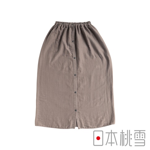 一件淺棕色棉紗混紡材質的浴裙，有平口鬆緊帶腰部設計，前方有排釦，裙襬開岔。