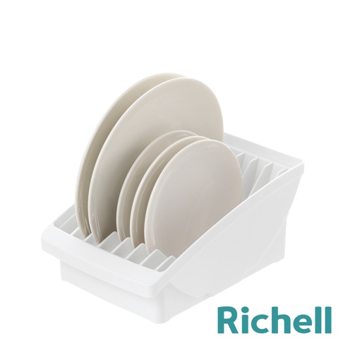 一個白色塑膠餐盤收納架，架上擺放著數個淺色圓盤，右下角有Richell品牌標誌。