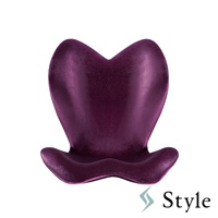 Style 品牌紫色的天鵝絨材質美姿調整椅，呈現心形輪廓，帶有獨特的支撐設計。