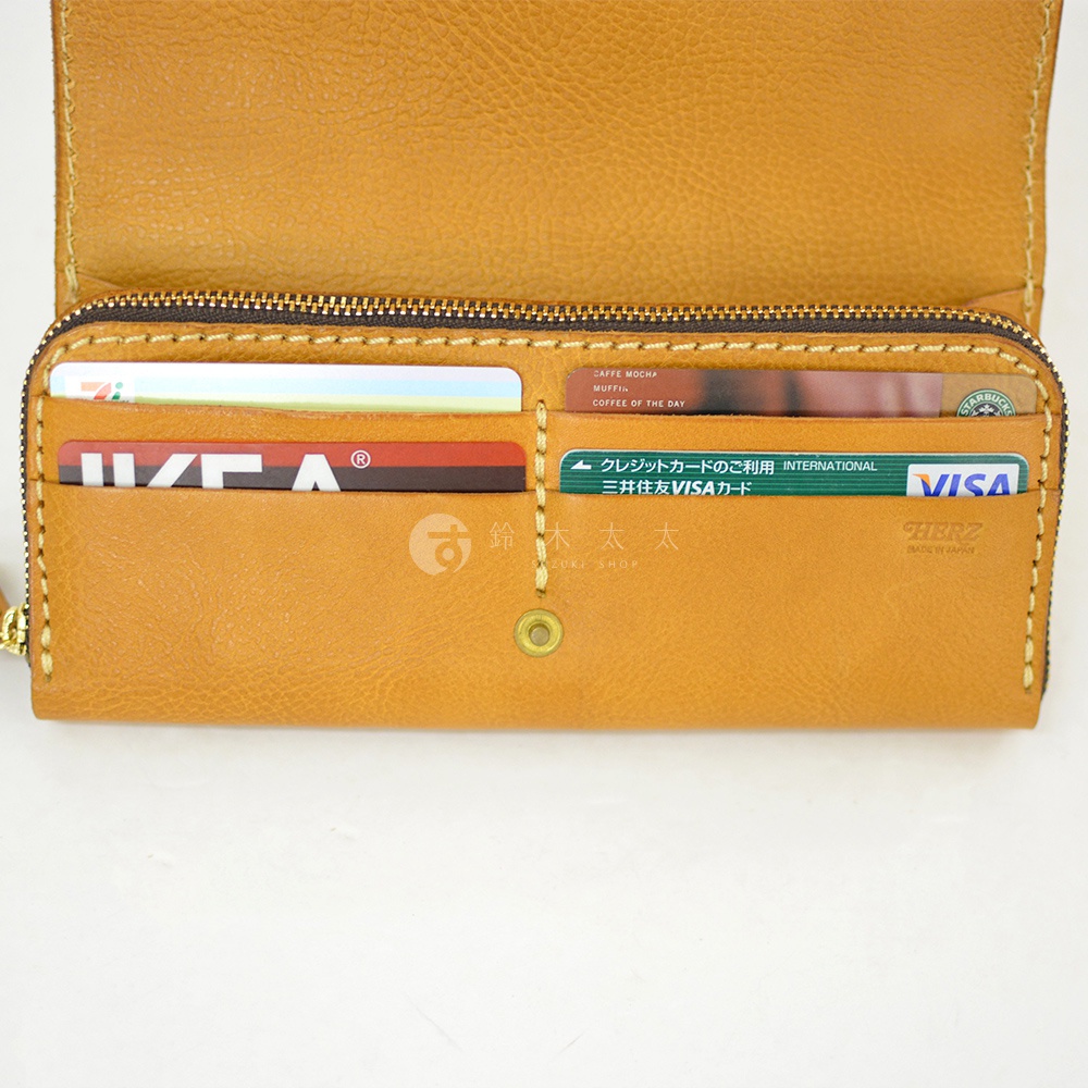 職人手作皮革長夾，酒紅色，內含多個卡槽，展示有 IKEA、VISA 信用卡及其他卡片，設有拉鍊隔層。