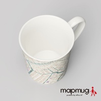 mapmug手繪地圖馬克杯，白色陶瓷內壁，外壁印有細緻的江戶古地圖圖案，以米白色、棕色和藍色線條呈現，搭配白色杯柄。
