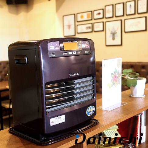 皇家紫 Dainichi 電子式煤油暖氣機，機身為光滑的塑膠材質，設有液晶顯示螢幕、操作按鈕及散熱網格，底部有防漏底盤。