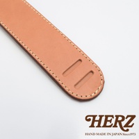 職人手作皮革Big肩墊，淺棕色皮革，雙層結構，以米白色縫線車邊，末端有兩條長形開口，背面為深棕色絨面皮革。