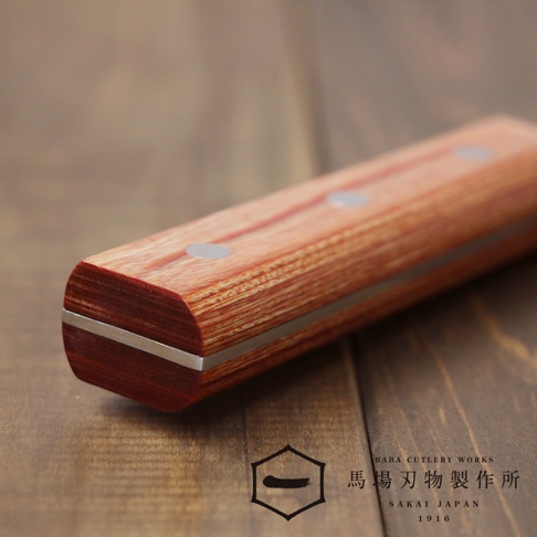 [堺一次] 不鏽鋼三德刀的木柄特寫，呈現溫暖的茶色木紋及金屬鉚釘，刀柄與刀身之間有金屬鑲邊。