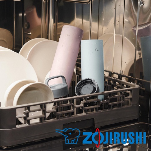 兩支0.6L不鏽鋼真空吊環保溫保冷杯，一支為粉紅色，一支為淺藍色，皆有水滴。杯蓋為灰色，與杯身分離。杯子放在洗碗機架上，旁邊有其他碗盤。