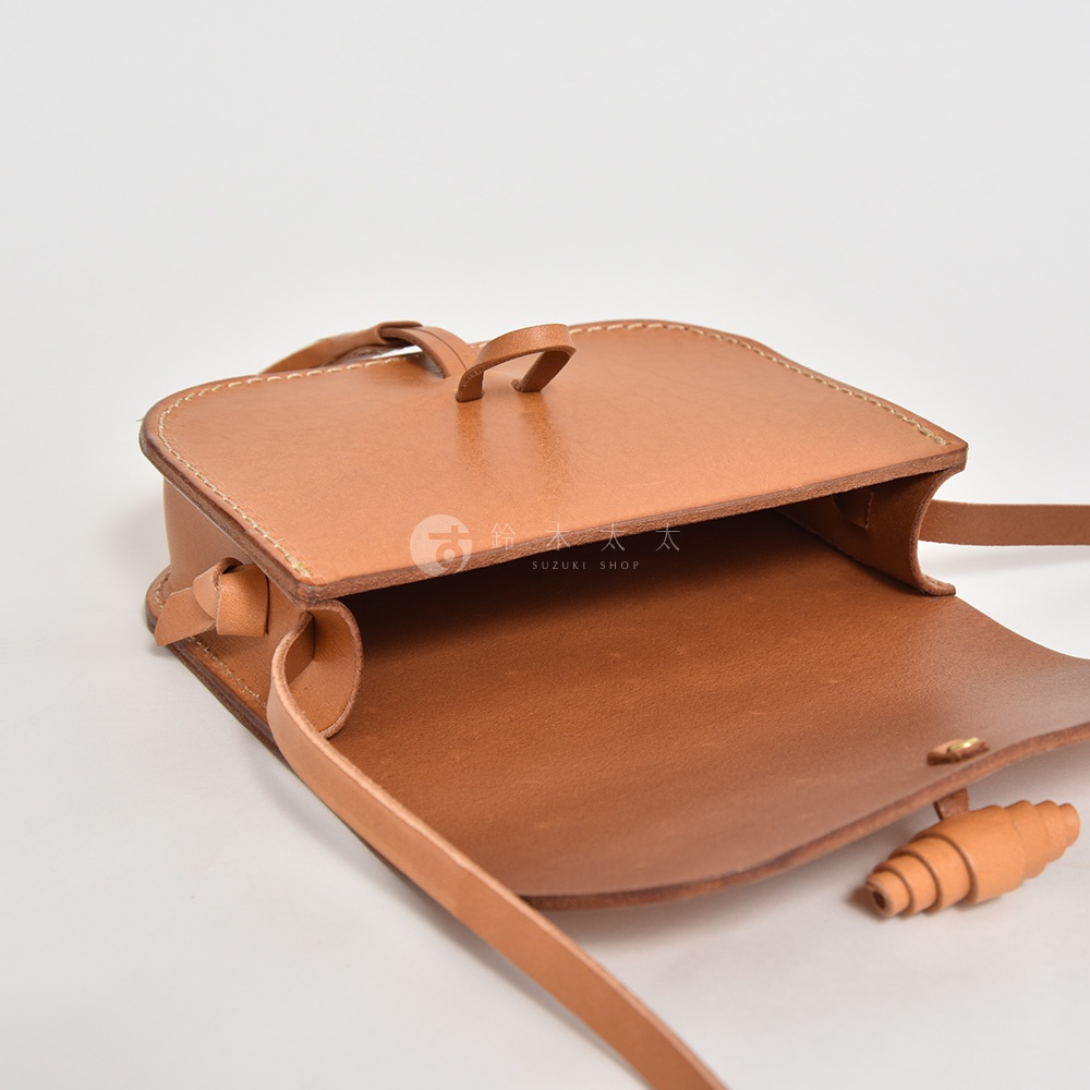 職人手作皮革流蘇側背包 CP-18，棕褐色光滑皮革材質，翻蓋設計，附有皮革流蘇裝飾，可肩背。