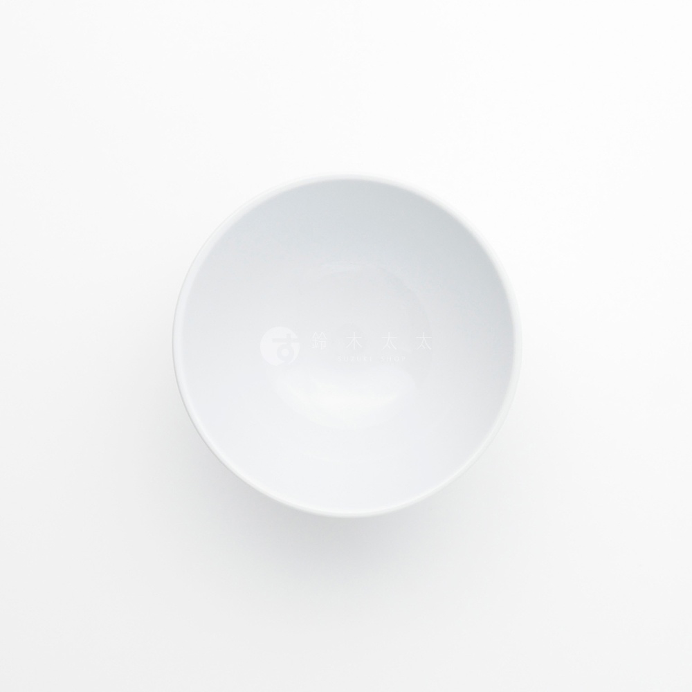 一個簡約的白色波佐見燒飯碗，碗內有品牌標誌。