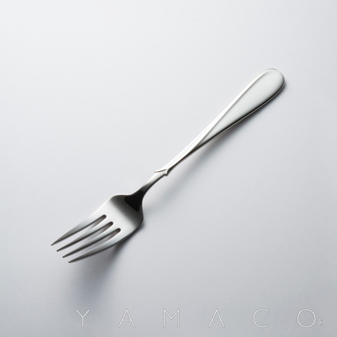 Flora系列不鏽鋼叉，四齒設計，握柄處有精緻雕花，整體呈現優雅線條，置於淺灰色背景上。