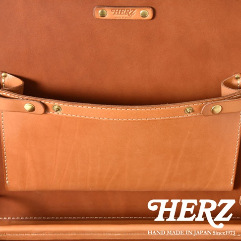 職人手作皮革英倫風便攜手提行李箱 TR-1，棕色皮革內袋，附有金屬釦件和縫線細節，箱蓋處有品牌標誌。