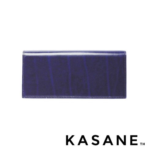 KASANE 品牌午夜藍 Rugato 皮革長夾，帶有條紋紋理，側面縫線清晰可見。