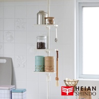 白色直撐架上安裝了三個白色瀝水托盤，托盤上擺放有金屬罐、玻璃罐、圓筒形罐子、湯勺和毛刷，背景為白色磁磚牆。