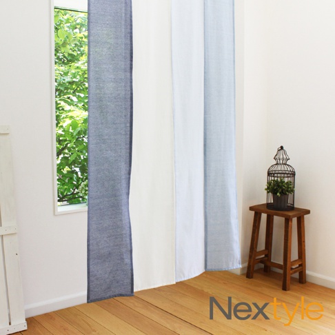 神戶異國風四開式門簾，由左至右依序為深藍色、白色、淺藍色三片，材質為織布，懸掛於窗戶前，營造簡約居家氛圍。