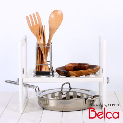 白色伸縮槽下單層站立收納架，上方放置金屬架裝有木質餐具（叉子、湯匙），架子右側有兩個木碗，下方放置一個不鏽鋼鍋具。