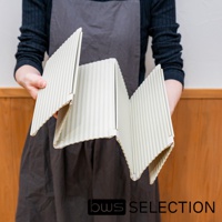 米白色六片式摺疊防油污隔板，表面有垂直細條紋，由白色塑膠鉸鏈連接，可彎曲成多種角度。