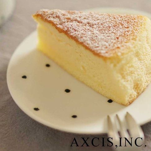 美濃燒手繪點心盤，白色盤身點綴黑色圓點，盤上擺放一片灑有糖粉的香草口味蛋糕，盤緣有銀色叉子。