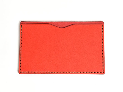 紅色皮革文件收納夾，邊緣有黃褐色縫線，頂部中央有一個V形開口。