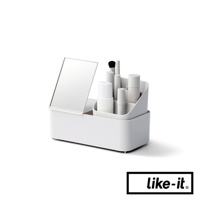 白色手提式雙層化妝品收納箱，設有可翻轉鏡面，上層有分隔，可放置化妝品和化妝刷。