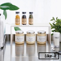 木紋雙層整理架上擺放著三罐調味料（薑黃粉、黑胡椒粒、香芹片）和三罐醬料（美乃滋、塔塔醬），右側有一個小玻璃罐裝有白色粉末。