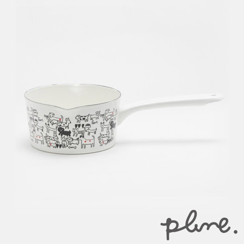 一個白色琺瑯單柄牛奶鍋，鍋身外側印有黑白線條風格的各式狗狗插畫，部分狗狗身上點綴有紅色愛心，鍋緣有黑色細邊。