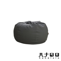 深灰色皮革懶骨頭沙發，圓潤飽滿，底部有品牌標誌。