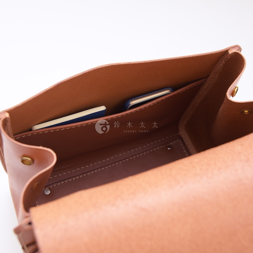 日本HERZ職人手作皮革屋瓦風兩用單肩包內部，可見一個放置小筆記本的內袋，袋內印有品牌標誌與日文文字。