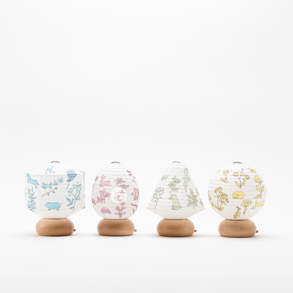 四款cocolan八女迷你裝飾提燈，皆以木質底座搭配白色紙燈罩，燈罩印有不同動物與花草圖案，包括藍色小馬與植物、粉色兔子與花卉、綠色小動物與植物，以及黃色花卉與小狐狸。