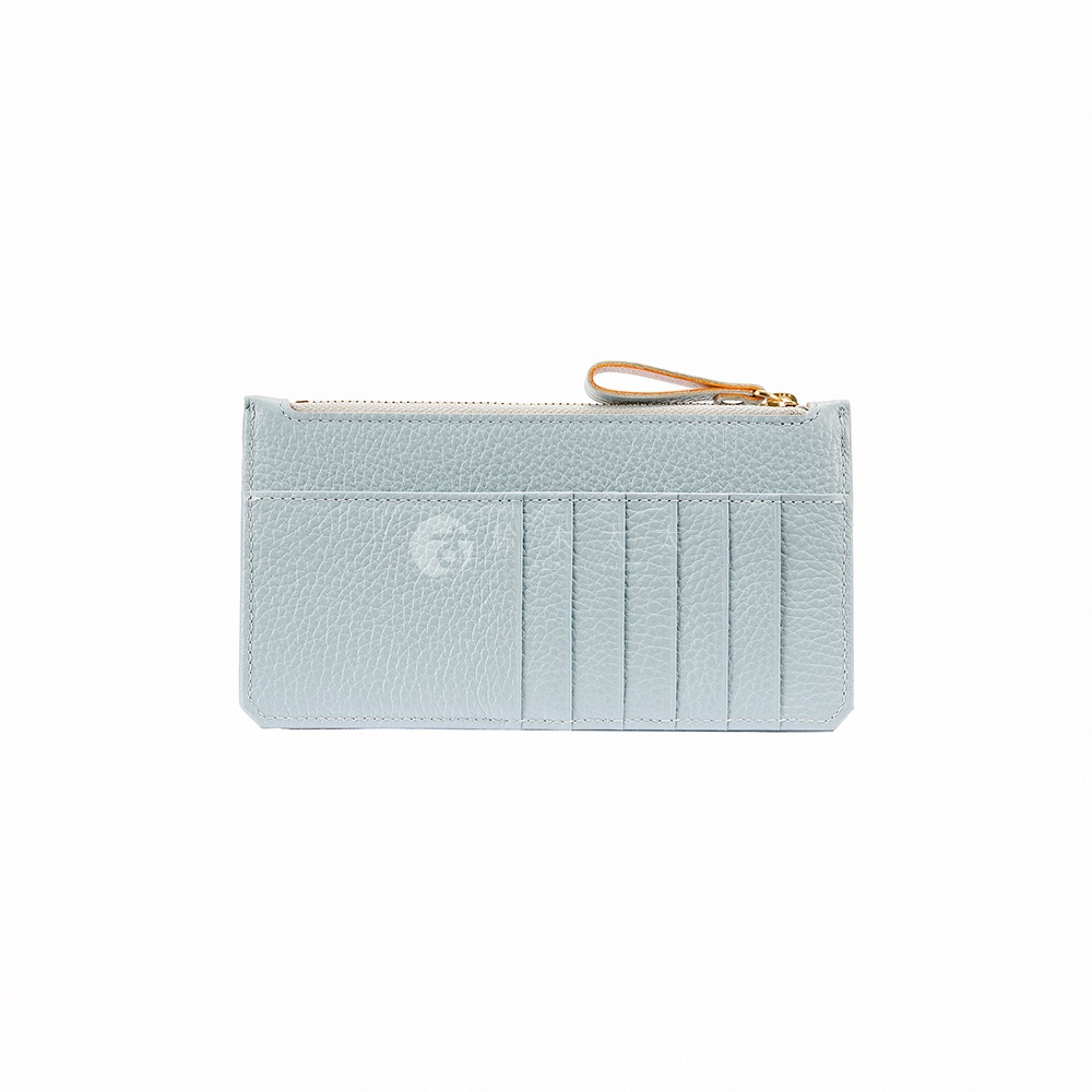 TUTUMU 義大利皮革長夾，淡藍色，設有拉鍊開合、手腕帶和多個卡槽。